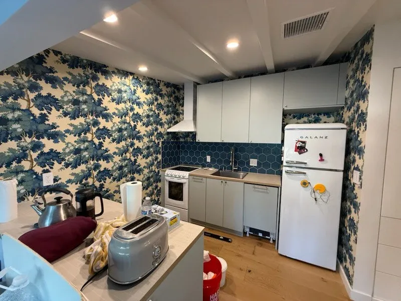 Handy Wallpaper Installation