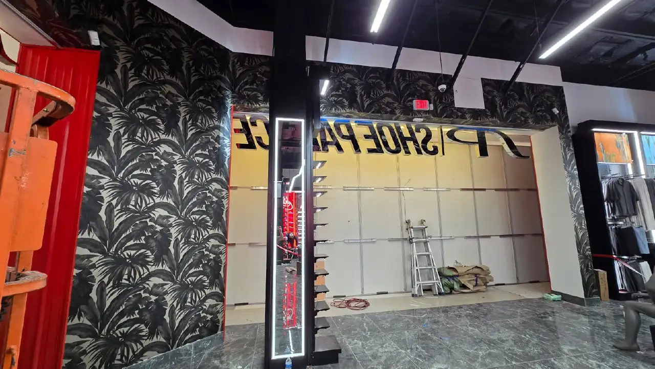 Handy Wallpaper Installation