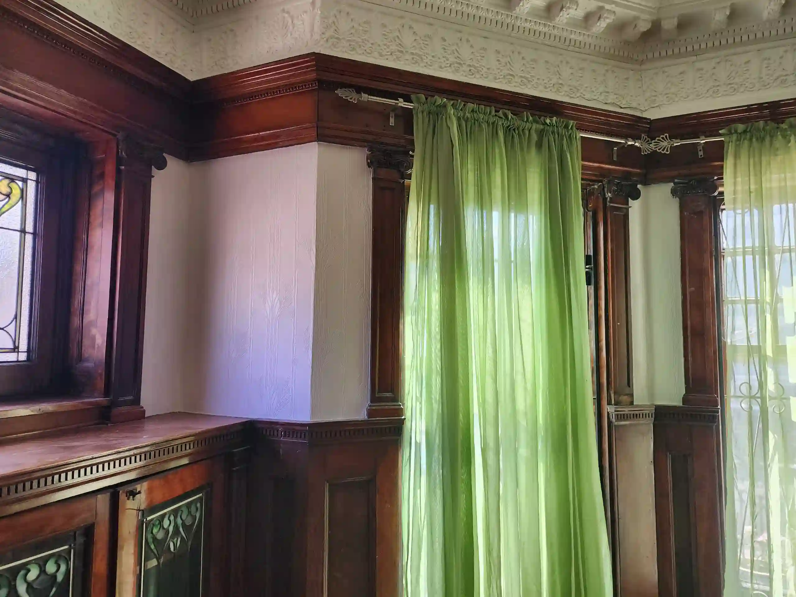 Handy Wallpaper Installation